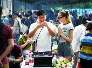 昨日，全市拜祭总数超百万，图为市民在银河公墓祭拜先人。