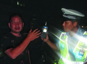 近日交警在东新高速查获酒驾。信息时报记者 萧嘉宁 摄