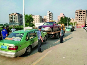 在沙亭岗村,联合执法人员查获5辆假冒出租车。信息时报记者 康健 摄