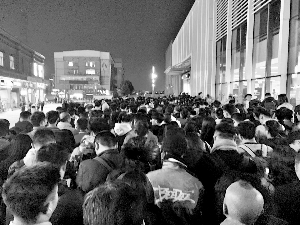 前日晚高峰，乘客排队等待进入嘉禾望岗站。信息时报记者 康健 翻拍