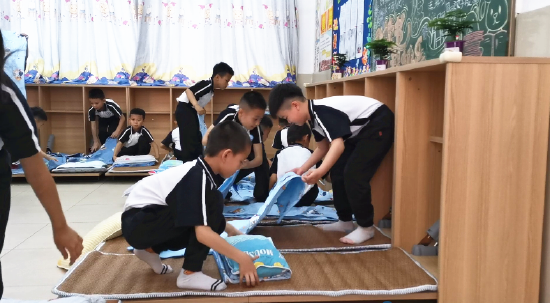 学生午休前整理床铺