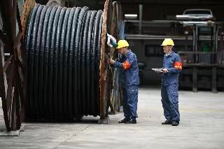 7月27日,南方电网广东汕头供电局供应链服务中心启动24小时应急值班,开展应急物资储备检查、落实防涝排涝等相关工作,排查生产办公场所水浸风险点以及棚区加固等措施,确保应急物资电话畅通,及时接收应急物资需求,随时应对应急抢修发料,全力当好物资供应的“粮草官”。
