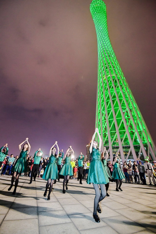 点绿小蛮腰!广州塔圣帕特里克节演绎爱尔兰风情