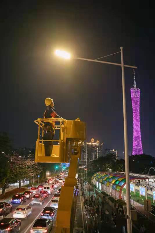 琶洲电子商务区,电力工人正在检修路灯。(郭嘉亮)