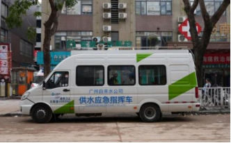 &nbsp;应急送水车与供水应急指挥车就位