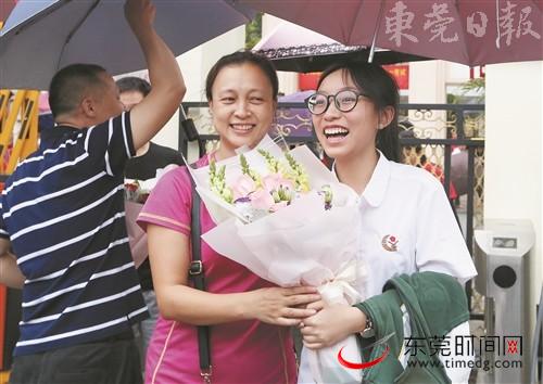 ■6月8日,高考结束,东莞中学家长给考生献上鲜花 记者 曹雪琴 摄