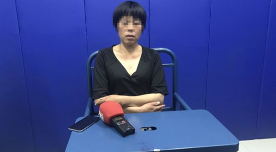 46岁的邓芸(化名)坐在看守所的留置室里，目光有些呆滞。