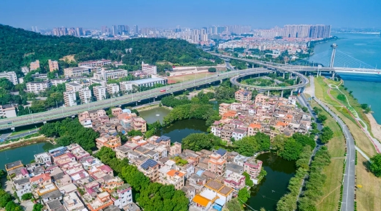 在农业社会,南海境内水道纵横,农田易受水患灾害,而修筑围堤除了防御水患,还可以保护农业生产。于是,南海先民大规模修建堤围,共修筑了近65公里的围堤。