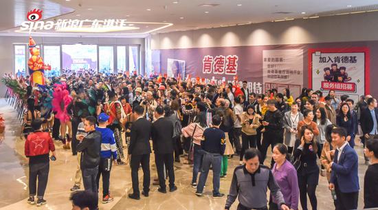 观看商场活动的市民们