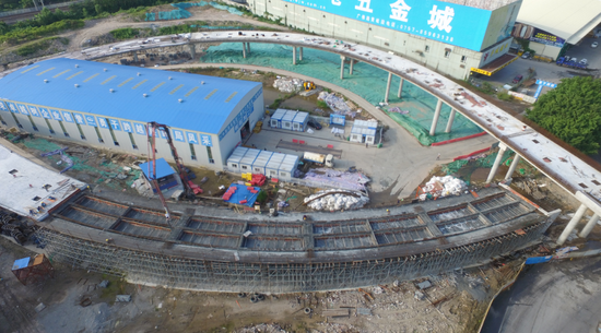 广佛出口放射线二期(南海段)其中一段匝道在施工中