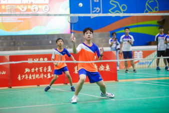 两名小学生组队迎战世界冠军