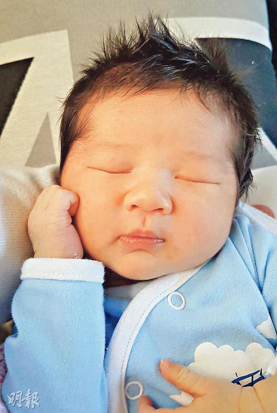 钟嘉欣诞下儿子名叫Jared Anthony Leung,头发浓密、鼻头有肉、胖嘟嘟很可爱。