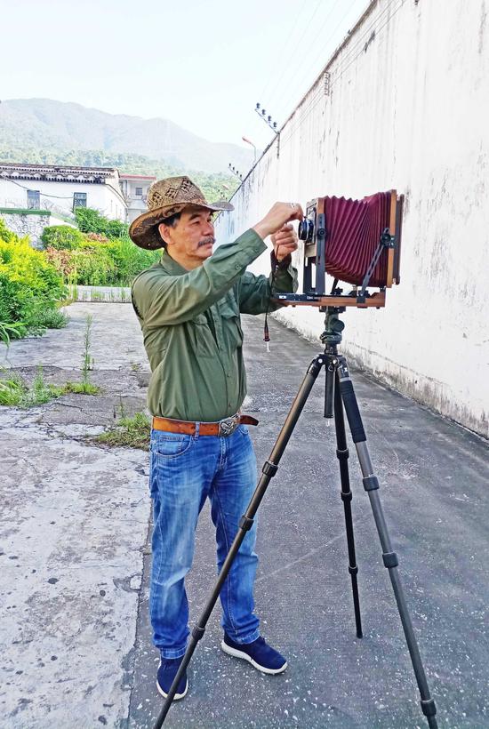 知名风光摄影师、广东省大画幅摄影协会主席任丰在广东省肇庆监狱汶塘旧址的围墙内进行拍摄。