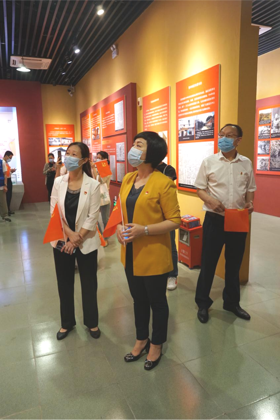 湛江市文化广电旅游体育局局长彭晖一行在参观博物馆