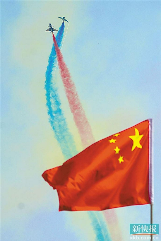 月28日,中国空军八一飞行表演队进行飞行表演 新华社发