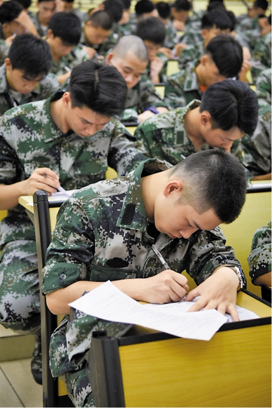 “准新兵”正在进行《军事职业能力测试》