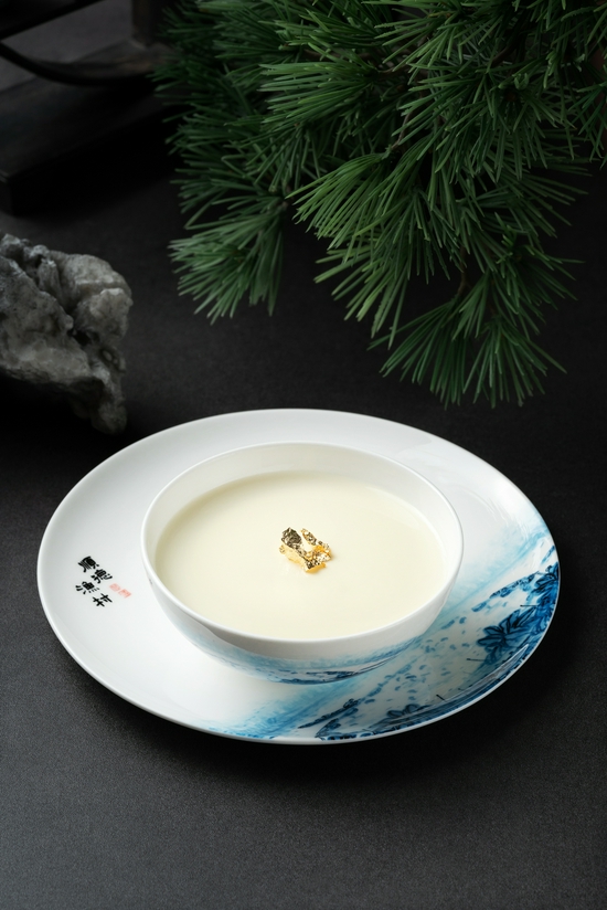 <strong>金箔姜撞奶</strong>