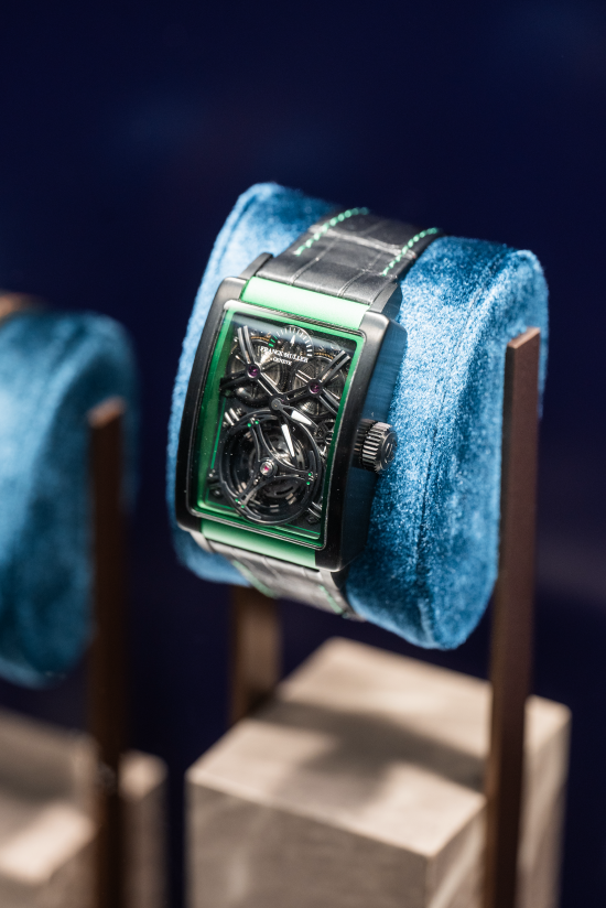 法穆兰Long Island Evolution Giga Tourbillon。Long Island Evolution 是法穆兰标志性 Long Island 表壳的现代化重新诠释,在保留装饰艺术风格轮廓的同时,采用了全新的动感设计。创新的结构包括一个额外的内壳,以加强机芯的安全性和防震保护。抢眼的铝质内壳搭配钛金属外壳,腕表散发着奢华高雅的气质。Long Island Evolution Giga Tourbillon搭载了20毫米的巨型陀飞轮框架,占据整个机芯一半以上的体积,配以三点支撑的表桥,其形状呼应容纳四个主发条的发条盒表桥。这些主发条提供四天动力储备,透过位于发条盒之间的指标显示尚余动力。腕表并配以涂上Super-LumiNova荧光物质的时针及分针,而特大陀飞轮则同时作为秒针盘,限量发售,数量只有八只。