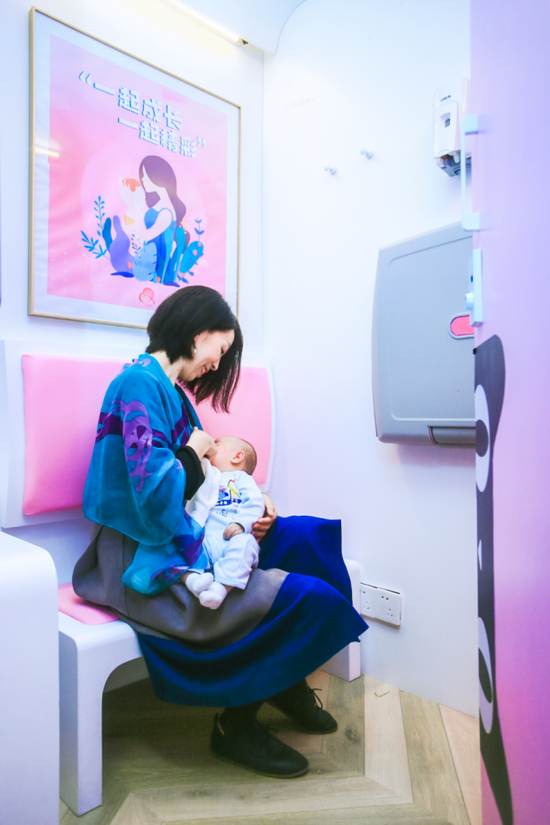 深圳一位妈妈在天猫智能母婴室内哺乳