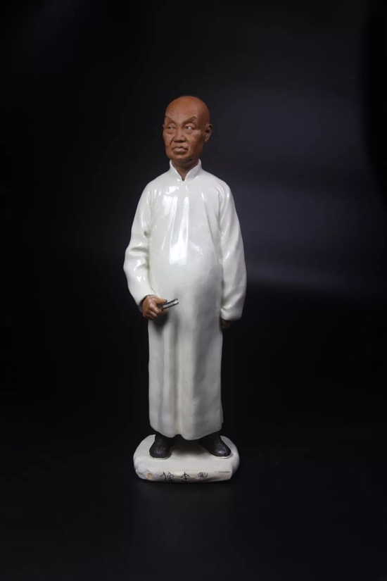 《吴昌硕立像》  (广东石湾陶瓷博物馆供图)