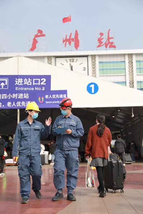 南方电网广东广州越秀供电局发电车班人员在广州火车站东广场开展春运保供电检查工作。