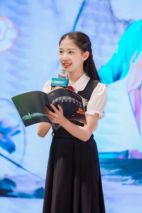 青年学子代表朗诵诗词