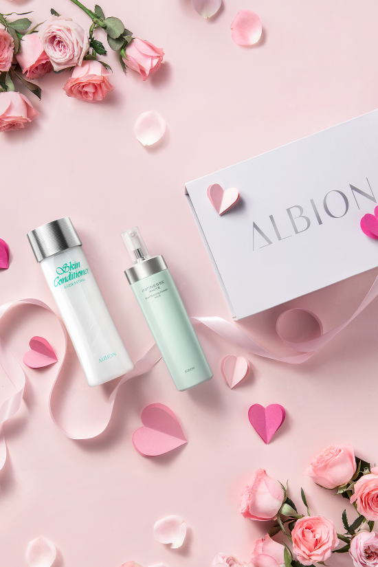 ALBION 澳尔滨爽肤精萃液 330ml/640RMB 优活润白紧妍渗透乳 200g/540RMB