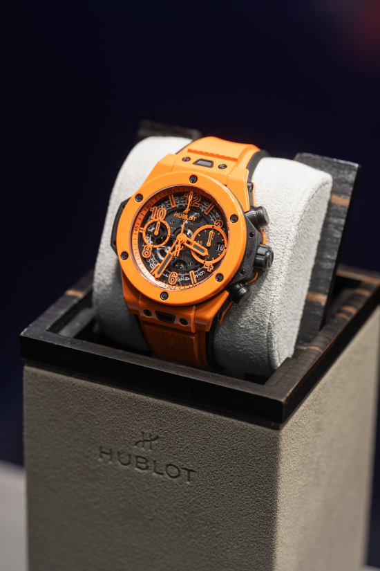 宇舶表Big Bang Unico橙色陶瓷腕表。鲜亮明艳的Hublot Big Bang Unico 橙色陶瓷腕表,以独特工艺精心打造镂空设计,标志性的导柱轮设于表盘的6点钟位置,与日期显示功能集于60分钟计时盘的中心。限量250枚。