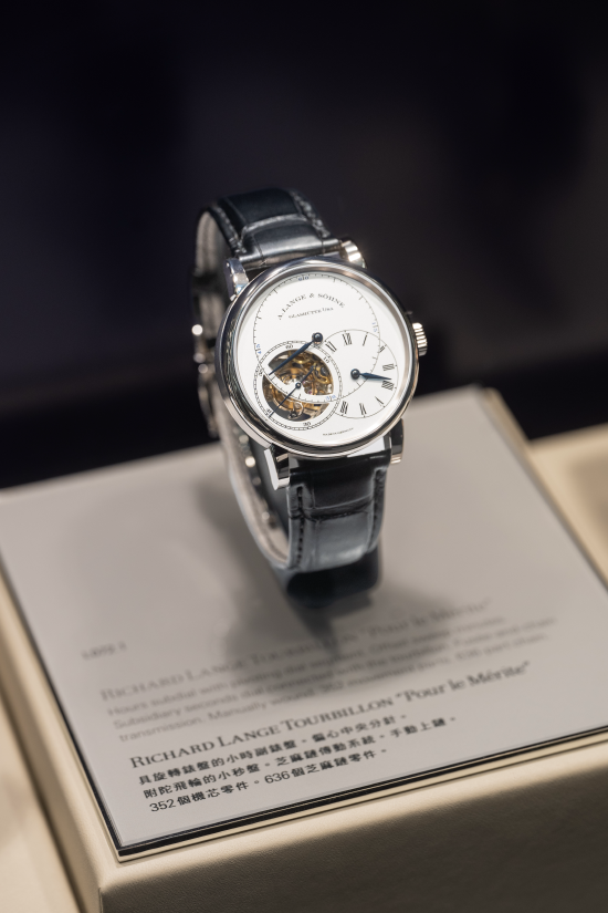 朗格RICHARD LANGE TOURBILLON
“Pour le Mérite”。结合两种最有效提升运作速率准确度的复杂装置:芝麻链传动系统和一分钟陀飞轮。专利停秒装置可掣停陀飞轮以及整个机芯,让时间设定分秒不差。