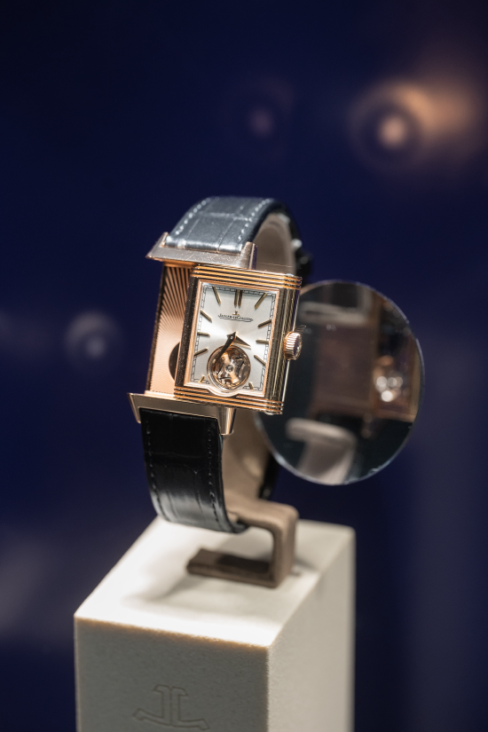积家Reverso Tribute Duoface Tourbillon。翻转系列双时区陀飞轮腕表采用标志性的翻转表壳,是积家 847 型机芯的完美体现。其两个表盘呈现出两种不同的美学,而框架内部提供了一个镜面抛光圆盘,可以完美地反射穿过陀飞轮的光线。