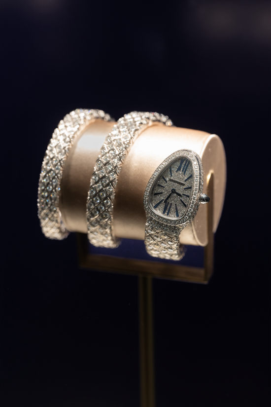 BVLGARI Serpenti Spiga High Jewellery 双螺旋腕表,18K 白金材质,表壳、表盘和表带镶饰钻石,石英机芯,防水深度 30 米。
