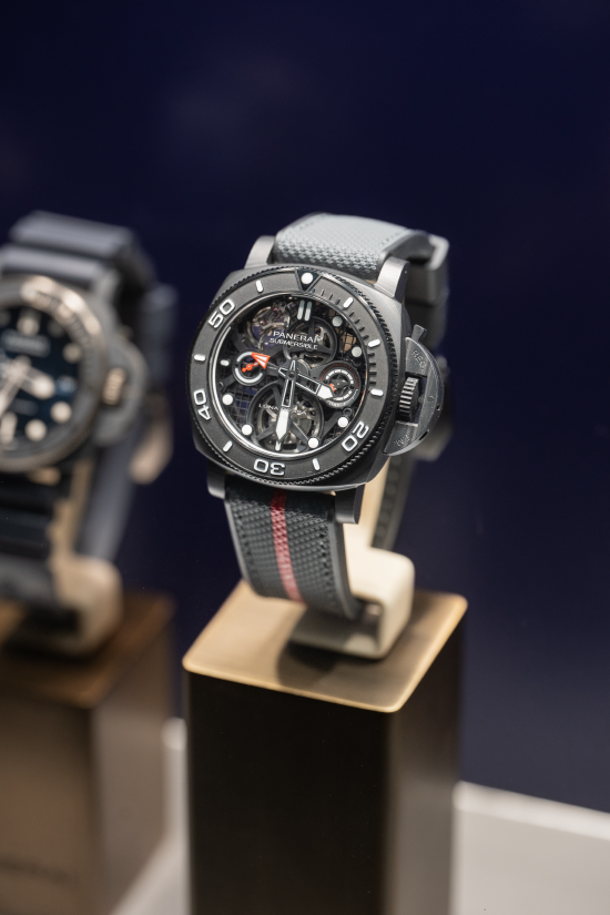 沛纳海Submersible Tourbillon GMT Luna Rossa 体验版腕表PAM 01405。这是Submersible系列首款配备陀飞轮复杂功能的45毫米腕表,搭载创新专利的P.2015/T陀飞轮机械机芯,垂直于摆轮的陀飞轮框架每30秒旋转一圈。这款腕表不仅同时结合陀飞轮和格林威治标准时间的创新技术,用途更广泛,与Panerai将难忘体验与腕表用家体验相结合的开创性方法一致。Panerai亦注重可持续发展,是业内率先将体验与腕表结合的品牌之一,进一步增强此款腕表的吸引力。