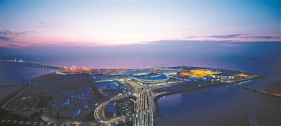 港珠澳大桥珠海口岸旅检大楼堪比国际机场。