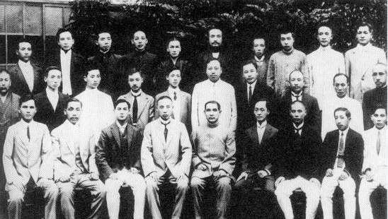 中华革命党成立时留影。前排右起第二人为廖仲恺