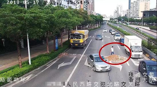 深夜坦洲路口888号小车被撞180度 拖行10几米