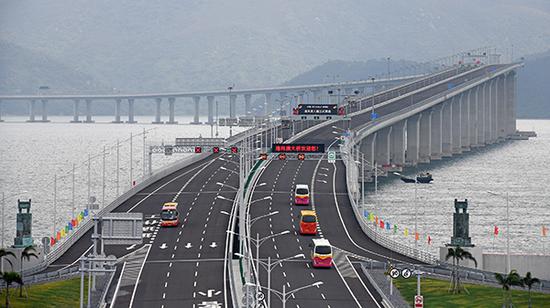 10月24日，车辆行驶在港珠澳大桥上。 新华社 图