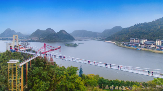 天宫玻璃桥横跨在狮子山与天山两座山峰之巅,天宫玻璃桥全长177米,宽2.4米,高60米,超过22层楼的高度,拥有720度无敌千亩湖景,采用国内目前最先进的玻璃技术建造而成。