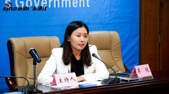 市政府新闻办副主任李艳主持会议