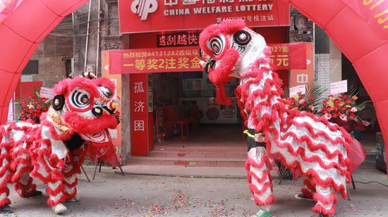 现场锣鼓喧天 舞狮助兴