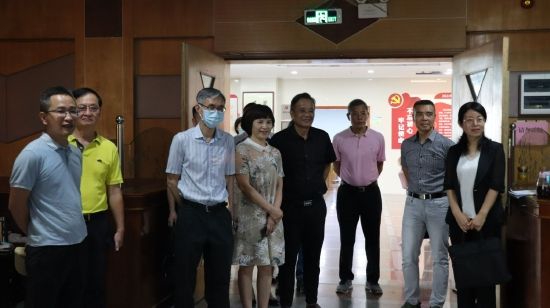 调研组参观区老干部大学