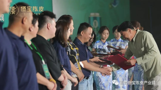 区会长为风云人物颁奖