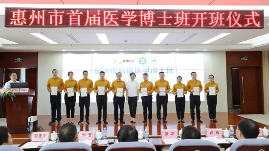 暨南大学第一临床医学院研究生基地管理办公室主任刘珏（中）为学员颁发录取通知书