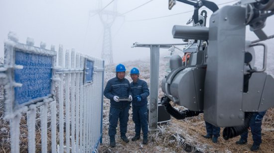 1月22日，南方电网广东韶关乳源供电局工作人员用除冰机器人对线路进行除冰。（吴世韶 摄）