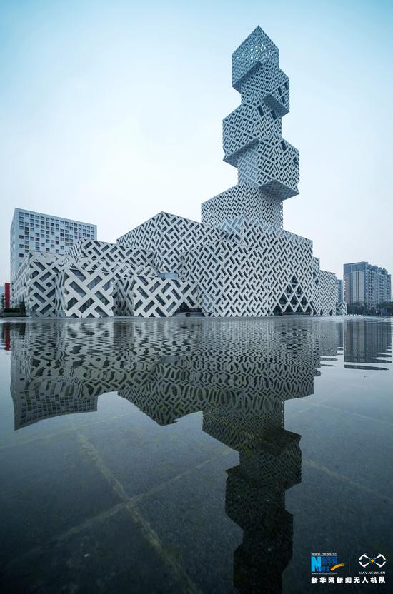 在坊塔建筑群中,最瞩目的当属“世纪塔”,该建筑地上有17层,地下2层。新华网发(招力行摄)