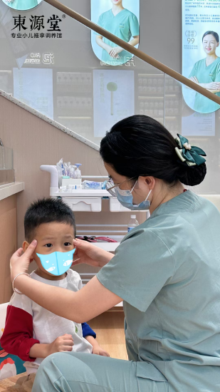 東源堂专业小儿推拿师正在推拿
