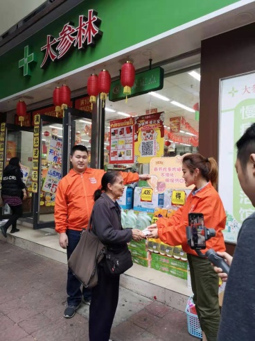 市民可到活动门店免费领取保济口服液春节温暖礼包