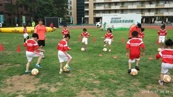东莞校园足球第二课堂示范体验 促进足球事业