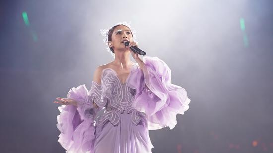 深V大露背的银紫色定制服装惊艳亮相
