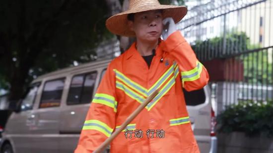 Ta们时而化身环卫工人