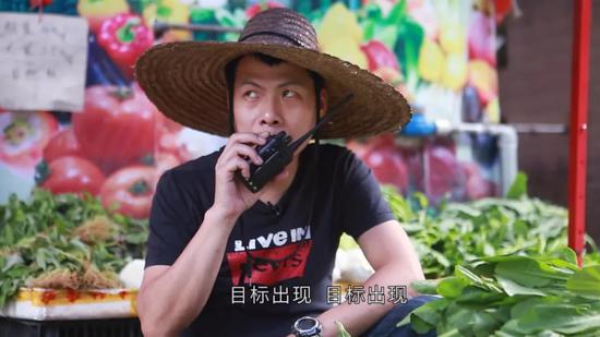 Ta们时而化身街头小贩